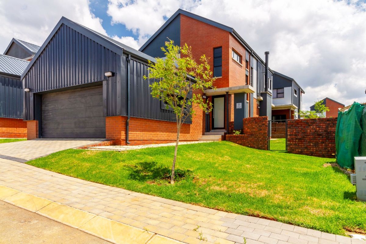 Absolutely Gorgeous!!! Newly built Full Title, Free Standing Duplex for Sale in a Secure Modern Estate in North Riding. - Photo 2