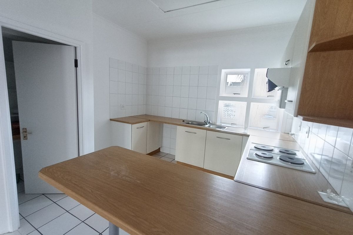 Pet-friendly, north-facing 2 bed/2 bath apartment  - Photo 2