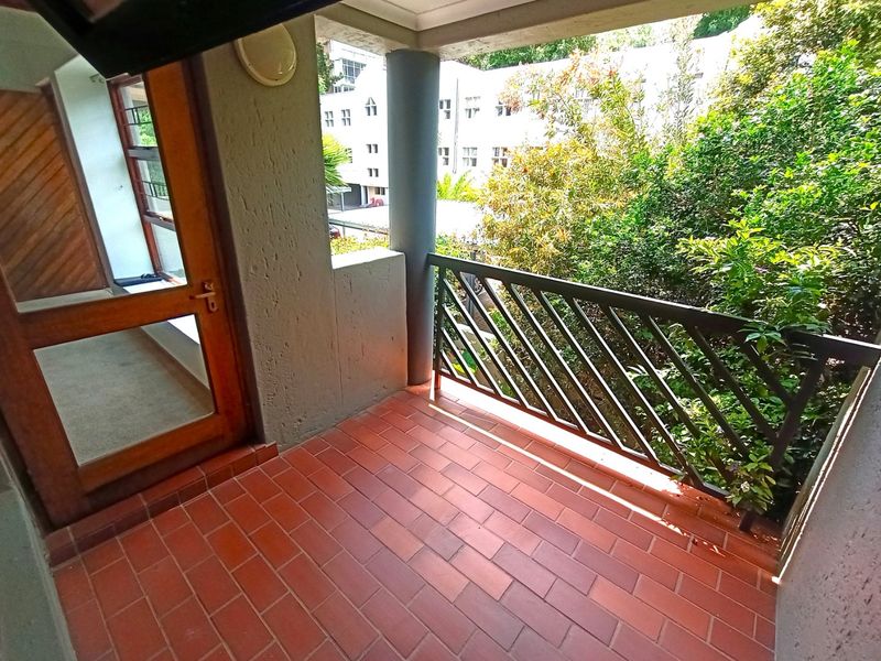 Pet-friendly, north-facing 2 bed/2 bath apartment  - Photo 5