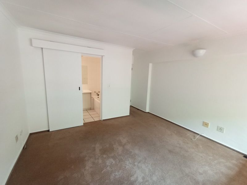 Pet-friendly, north-facing 2 bed/2 bath apartment  - Photo 10