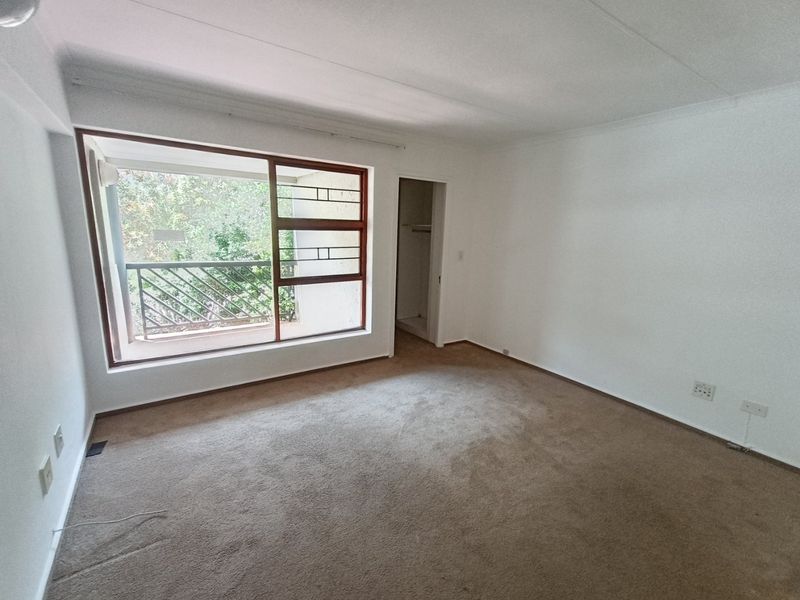 Pet-friendly, north-facing 2 bed/2 bath apartment  - Photo 8