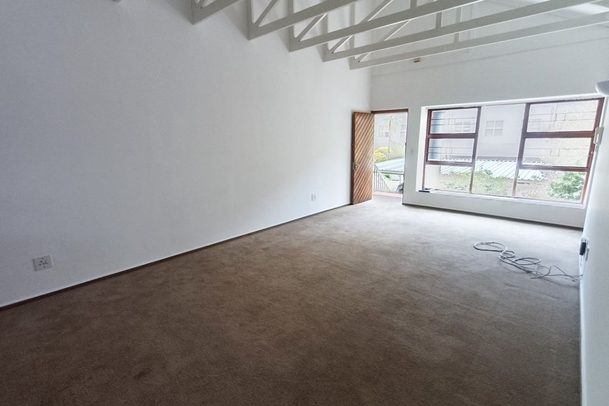 Pet-friendly, north-facing 2 bed/2 bath apartment  - Photo 4