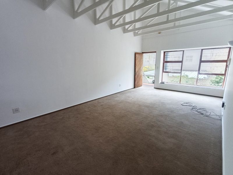 Pet-friendly, north-facing 2 bed/2 bath apartment  - Photo 4