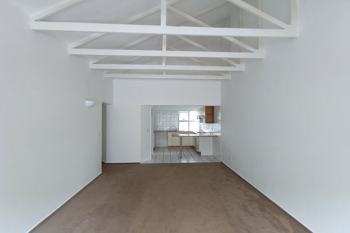 Pet-friendly, north-facing 2 bed/2 bath apartment  - Photo 3