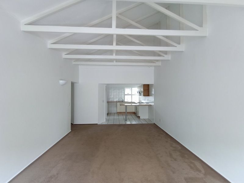 Pet-friendly, north-facing 2 bed/2 bath apartment  - Photo 3