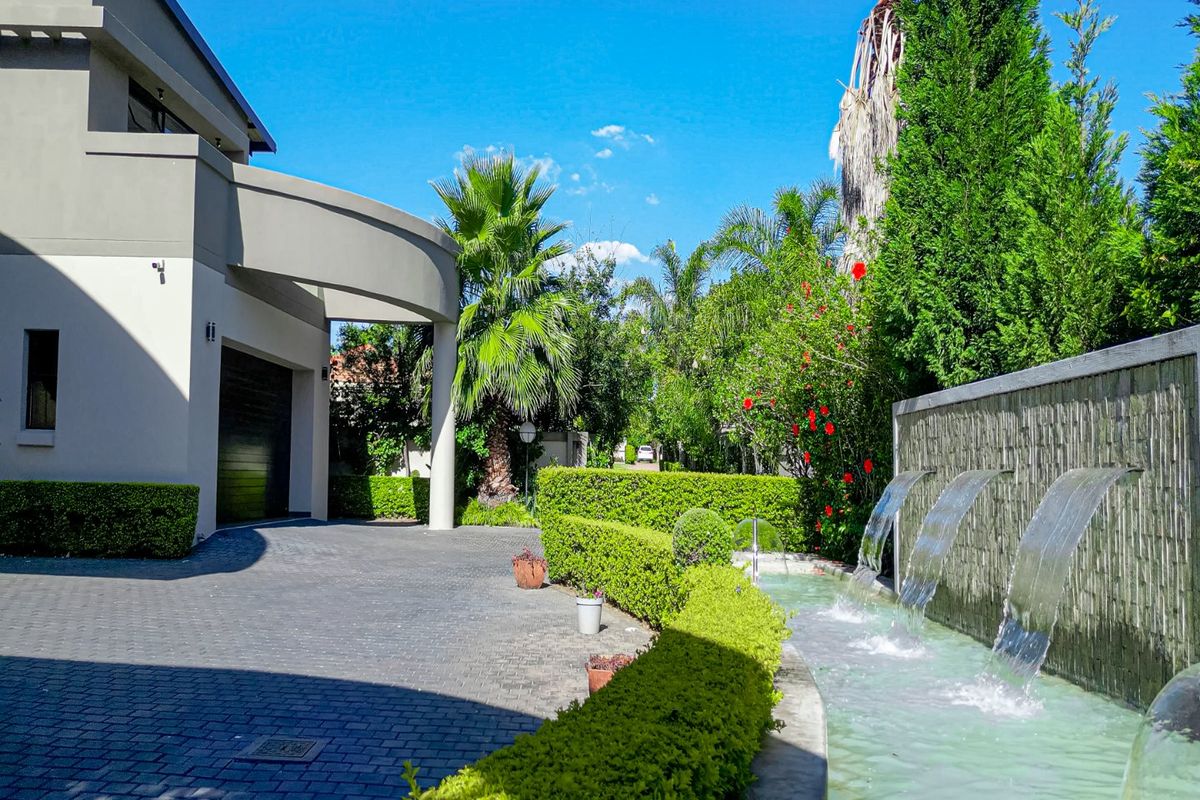 CHARMING FAMILY HOME AWAITS YOU AND YOUR LOVED ONES - Photo 3