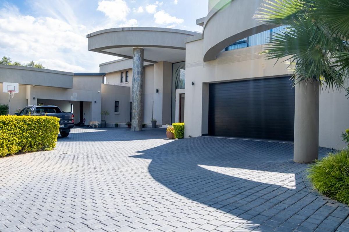 CHARMING FAMILY HOME AWAITS YOU AND YOUR LOVED ONES - Photo 2