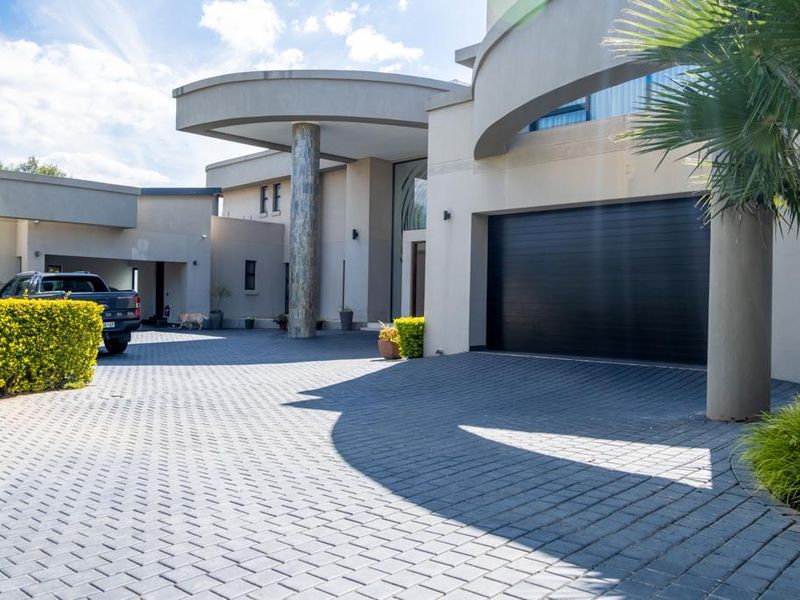 CHARMING FAMILY HOME AWAITS YOU AND YOUR LOVED ONES - Photo 2