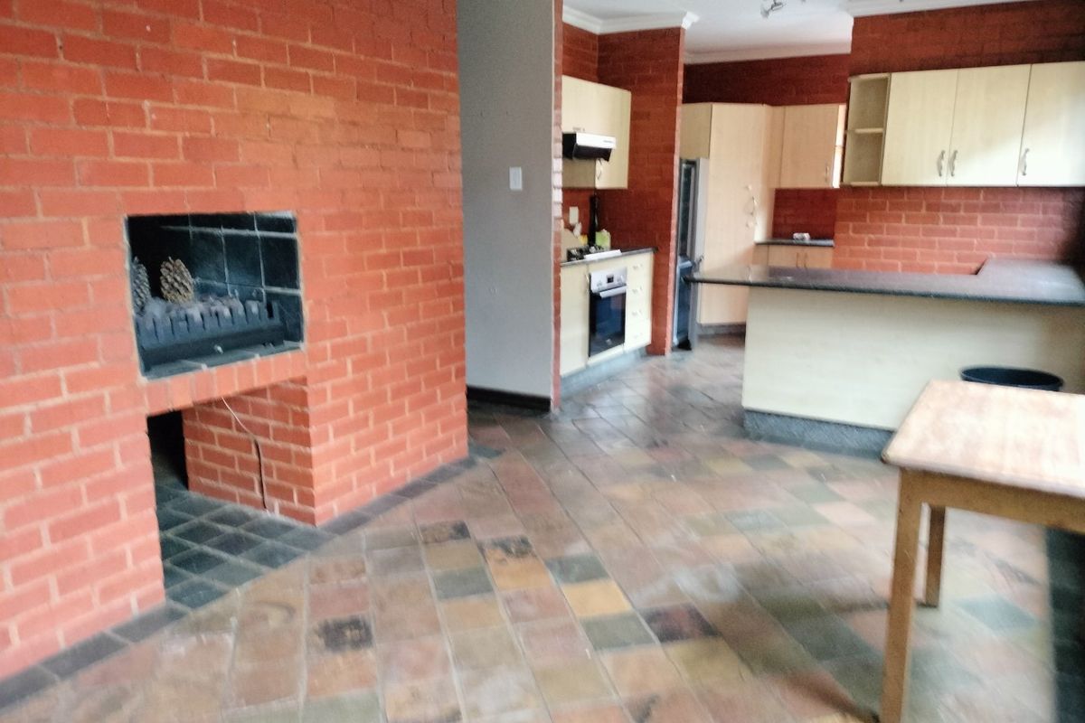 Charming 3-Bedroom Duette in a Secure, Boomed Area - Photo 5