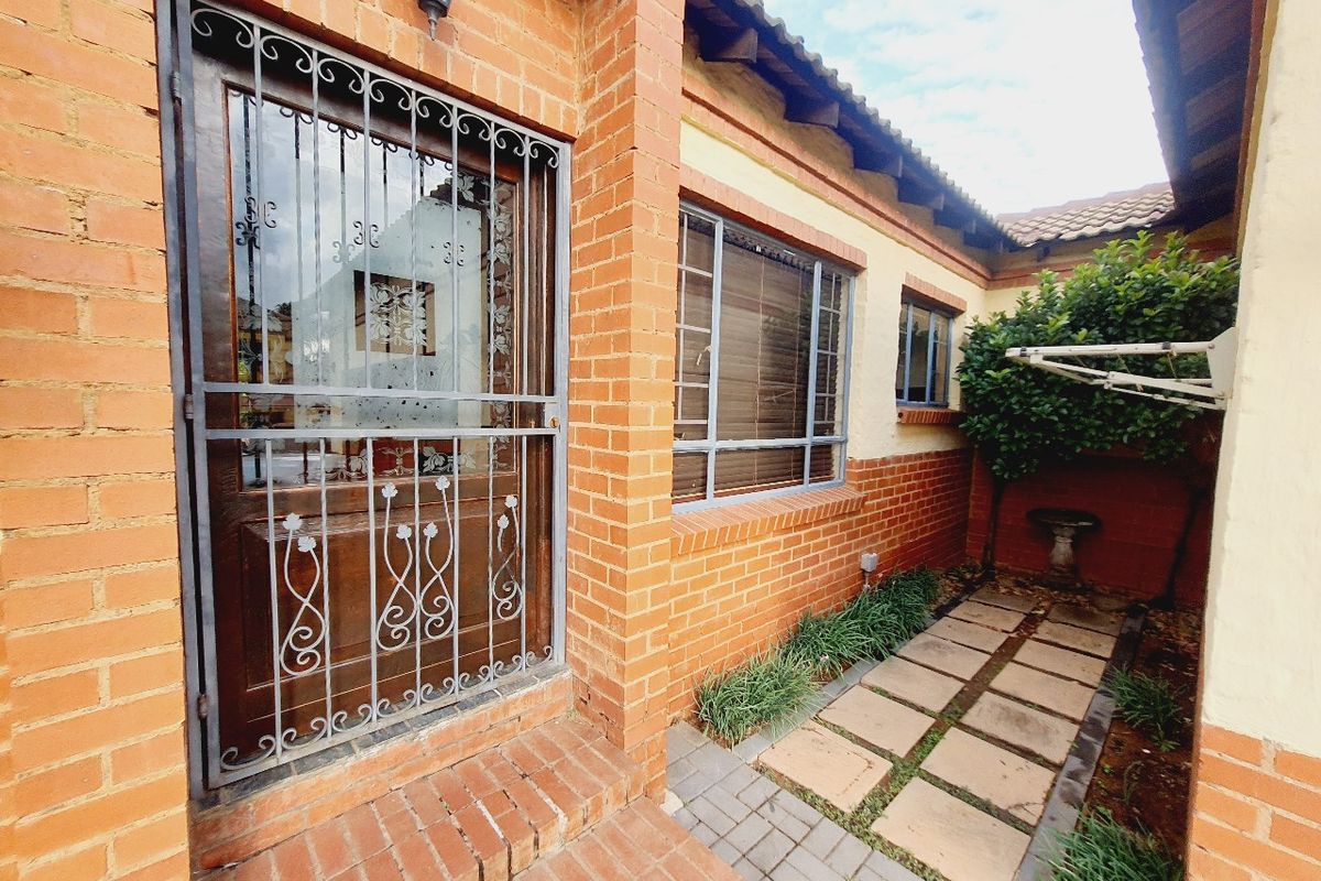 Charming 3-Bedroom Duette in a Secure, Boomed Area - Photo 4