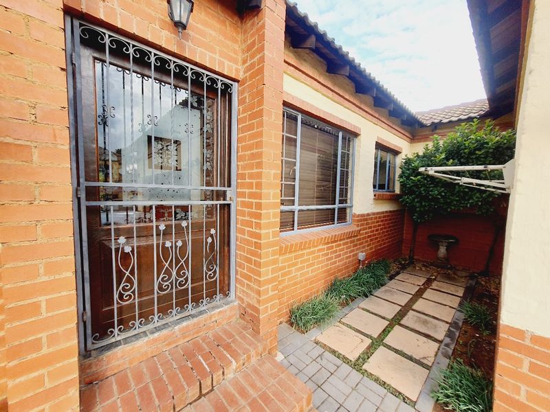 Charming 3-Bedroom Duette in a Secure, Boomed Area - Photo 4