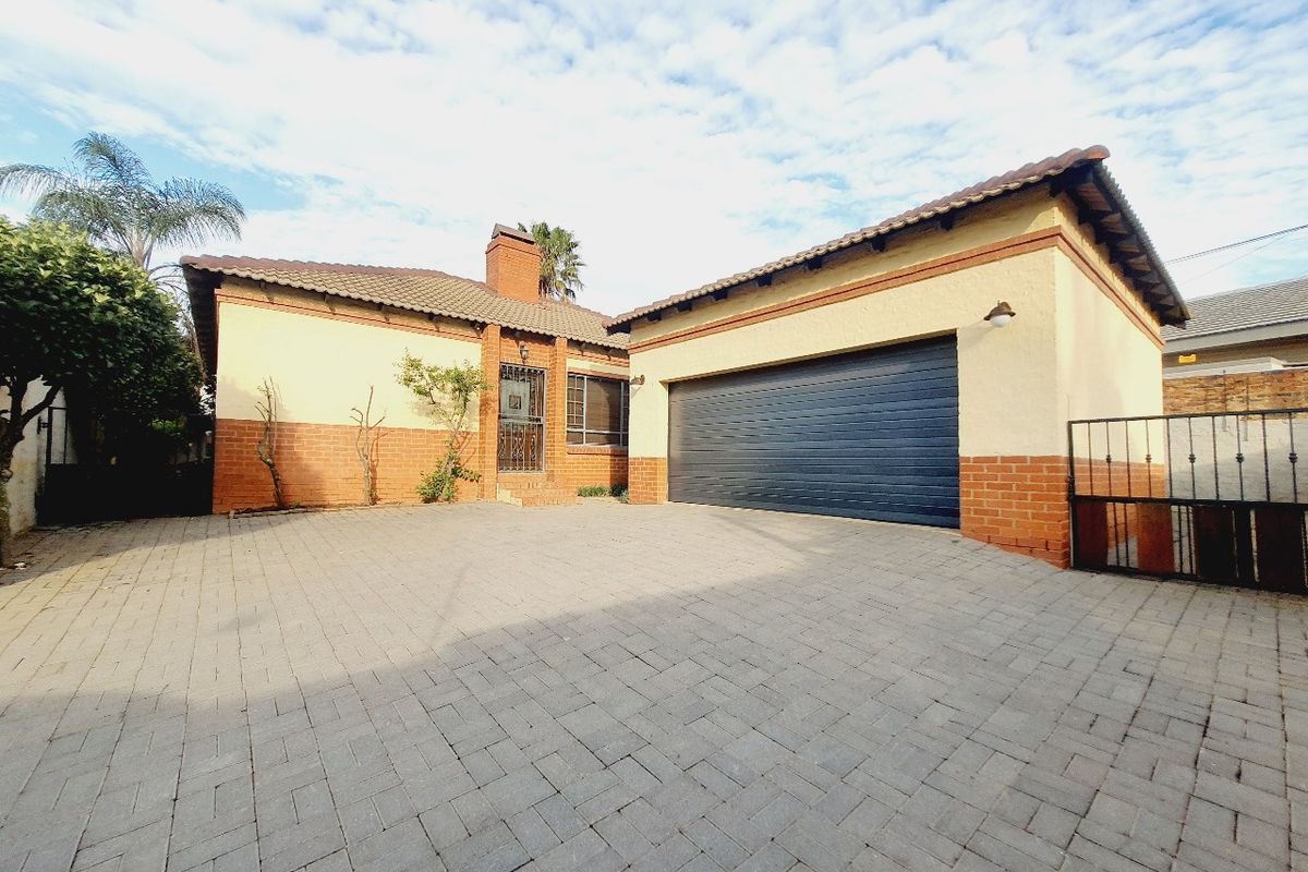 Charming 3-Bedroom Duette in a Secure, Boomed Area - Photo 2