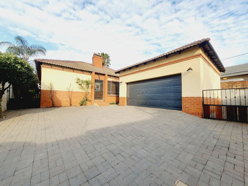 Charming 3-Bedroom Duette in a Secure, Boomed Area - Photo 2