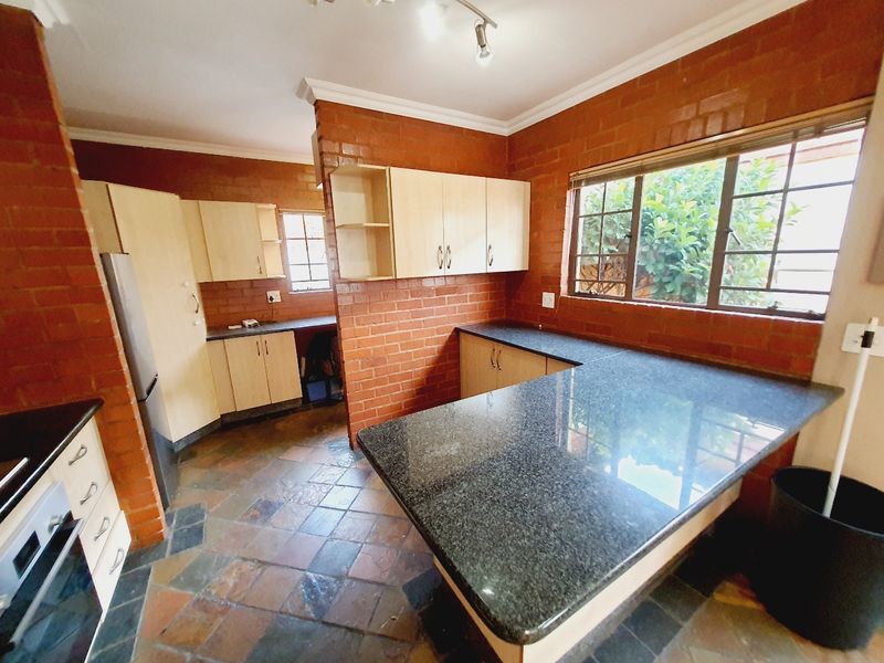Charming 3-Bedroom Duette in a Secure, Boomed Area - Photo 10