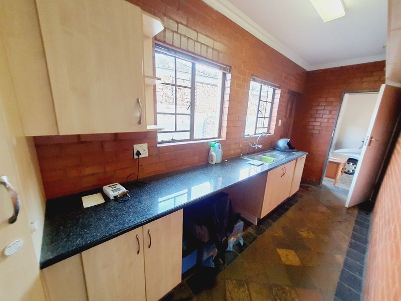 Charming 3-Bedroom Duette in a Secure, Boomed Area - Photo 9