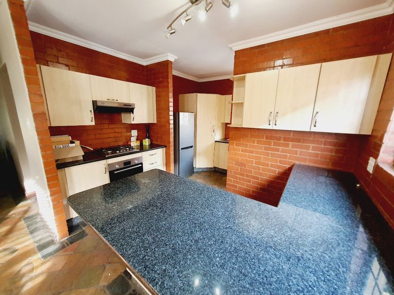 Charming 3-Bedroom Duette in a Secure, Boomed Area - Photo 8