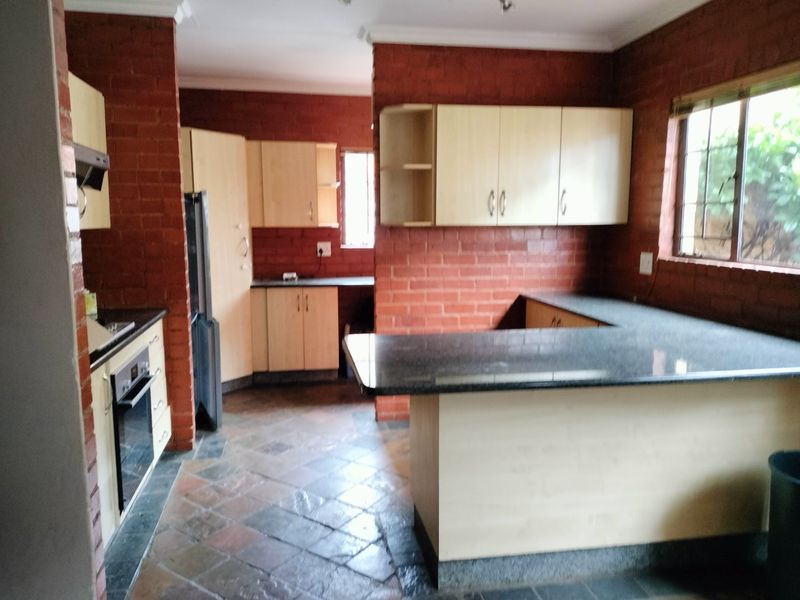 Charming 3-Bedroom Duette in a Secure, Boomed Area - Photo 7