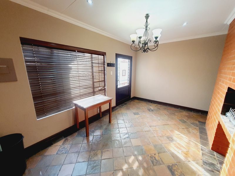Charming 3-Bedroom Duette in a Secure, Boomed Area - Photo 6