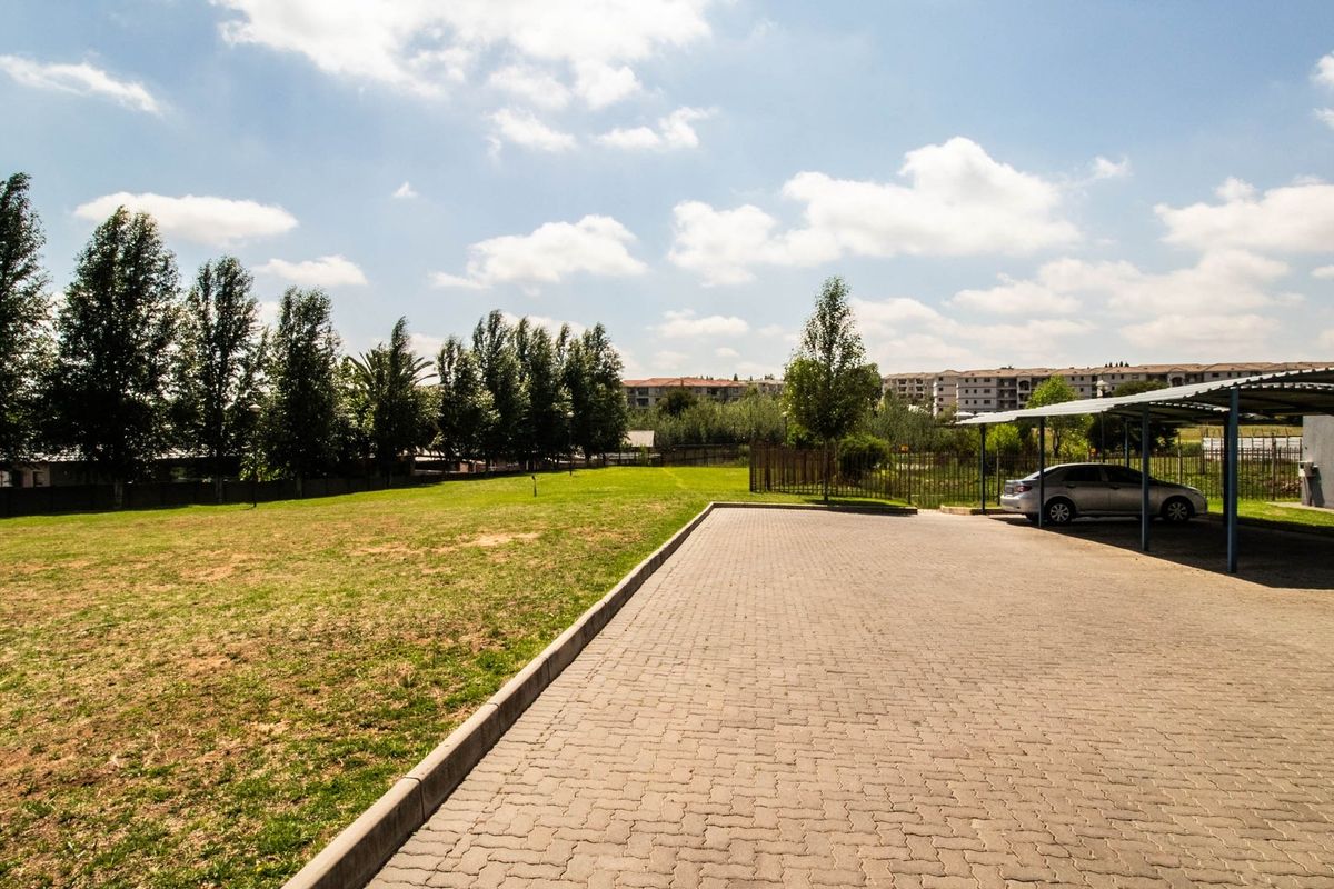 Top floor 2 Bedroom unit with Full Bathroom & carport to rent in Lilyfield, Noordwyk close to Highways, Schools, Public Transport & all amenities. - Photo 4