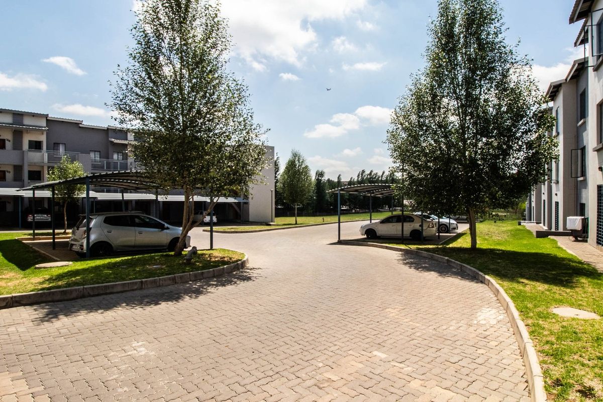 Top floor 2 Bedroom unit with Full Bathroom & carport to rent in Lilyfield, Noordwyk close to Highways, Schools, Public Transport & all amenities. - Photo 2