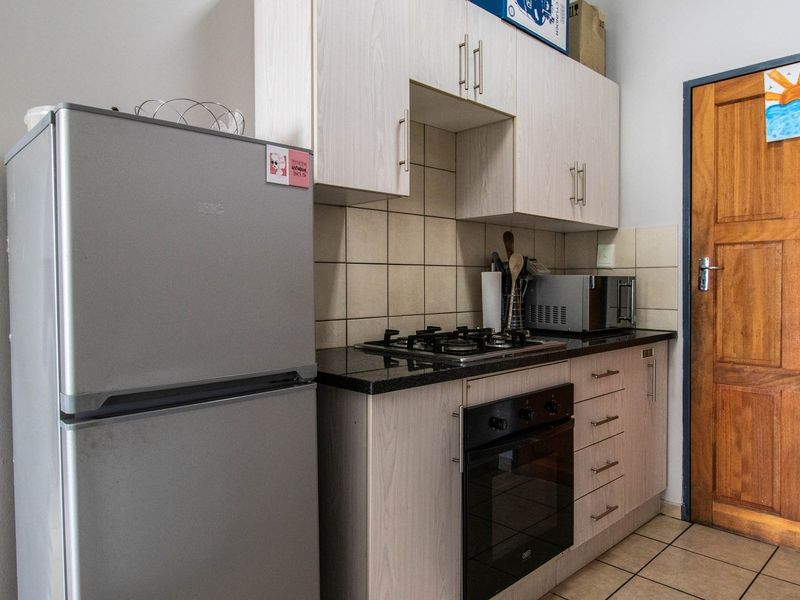 Top floor 2 Bedroom unit with Full Bathroom & carport to rent in Lilyfield, Noordwyk close to Highways, Schools, Public Transport & all amenities. - Photo 10