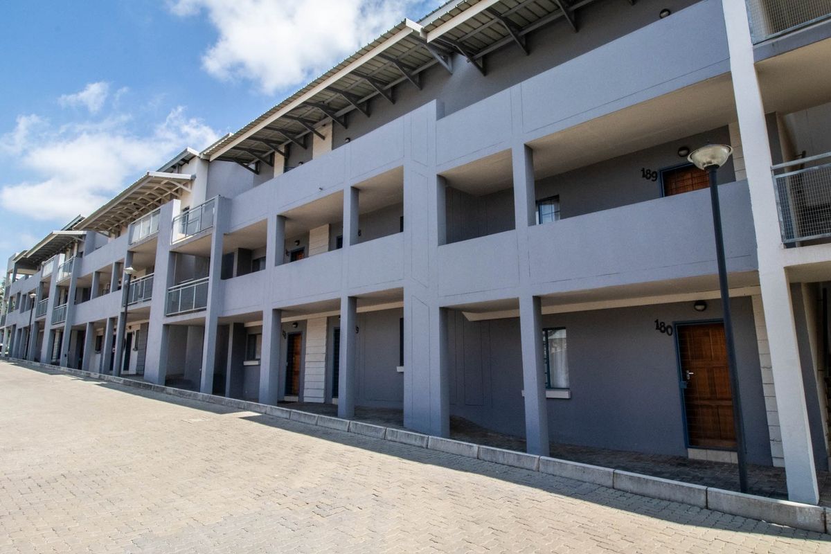 Top floor 2 Bedroom unit with Full Bathroom & carport to rent in Lilyfield, Noordwyk close to Highways, Schools, Public Transport & all amenities. - Photo 5