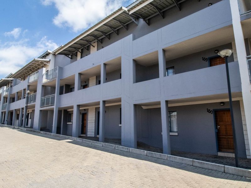 Top floor 2 Bedroom unit with Full Bathroom & carport to rent in Lilyfield, Noordwyk close to Highways, Schools, Public Transport & all amenities. - Photo 5