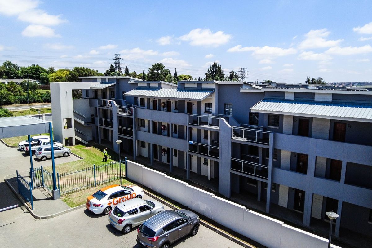 Top floor 2 Bedroom unit with Full Bathroom & carport to rent in Lilyfield, Noordwyk close to Highways, Schools, Public Transport & all amenities. - Photo 3