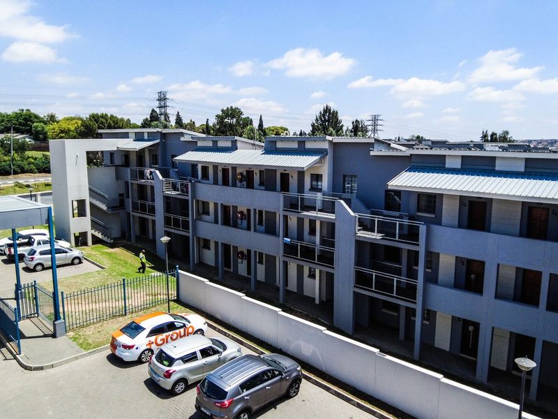 Top floor 2 Bedroom unit with Full Bathroom & carport to rent in Lilyfield, Noordwyk close to Highways, Schools, Public Transport & all amenities. - Photo 3