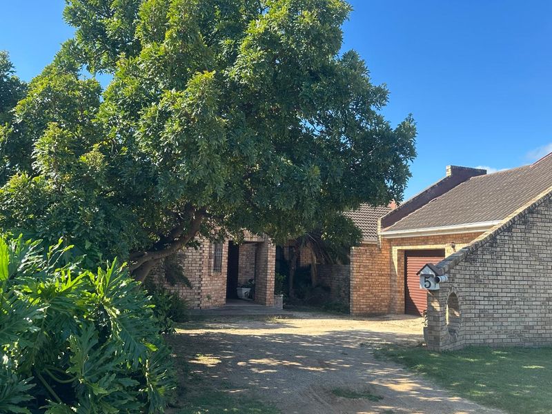 3 Bedroom Family Home at Entrance of Azalea Park.  - Photo 2