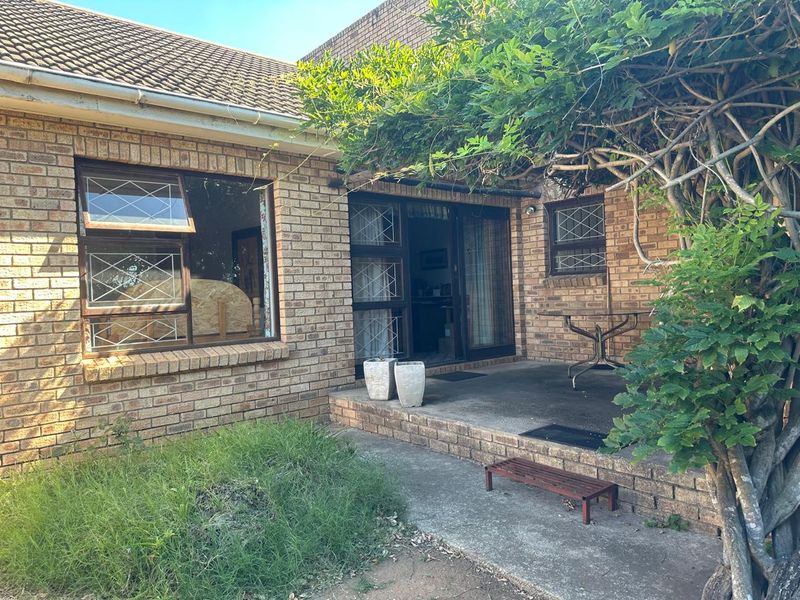 3 Bedroom Family Home at Entrance of Azalea Park.  - Photo 10
