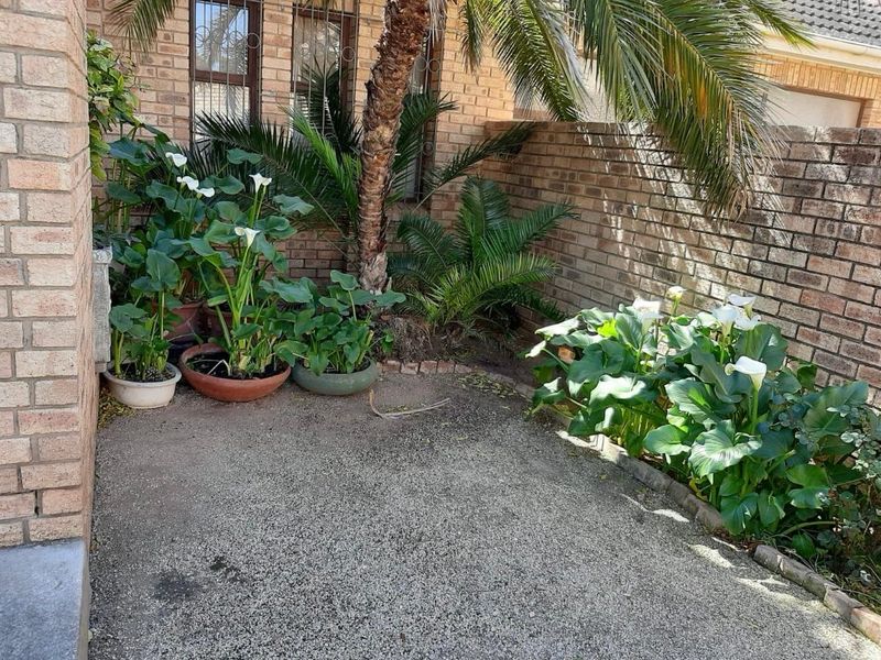 3 Bedroom Family Home at Entrance of Azalea Park.  - Photo 6