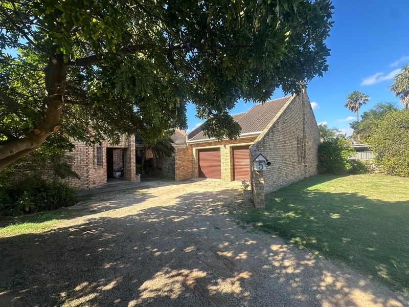 3 Bedroom Family Home at Entrance of Azalea Park.  - Photo 3