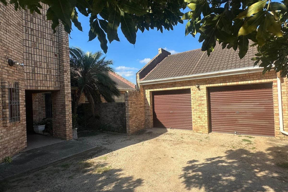 3 Bedroom Family Home at Entrance of Azalea Park.  - Photo 4