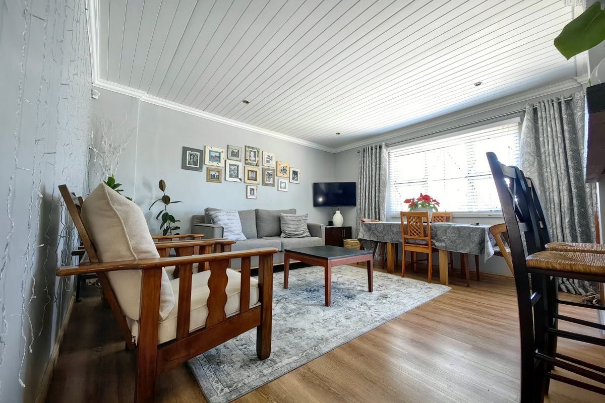 4 Bedroom Entertainers Dream in Prime Location! - Photo 4