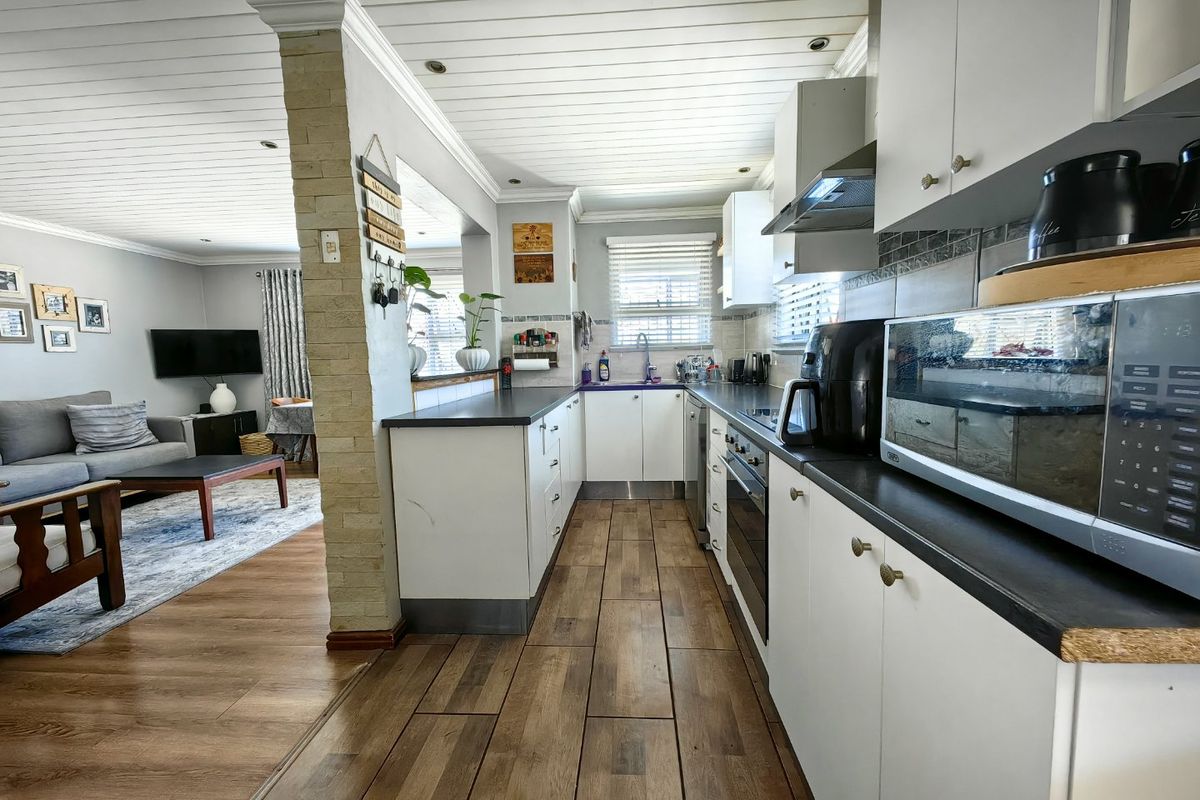 4 Bedroom Entertainers Dream in Prime Location! - Photo 5