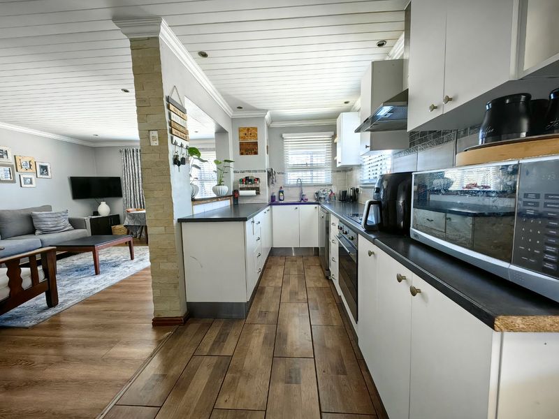 4 Bedroom Entertainers Dream in Prime Location! - Photo 5