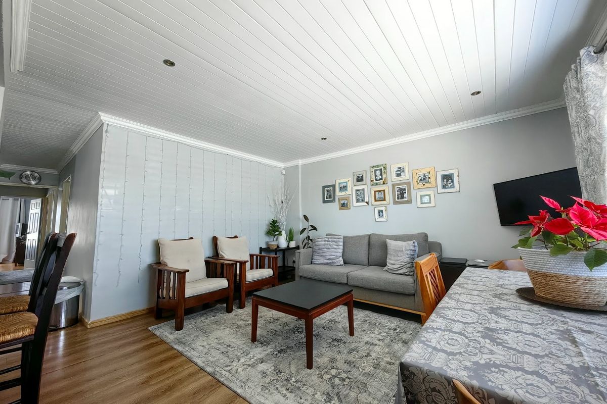 4 Bedroom Entertainers Dream in Prime Location! - Photo 3