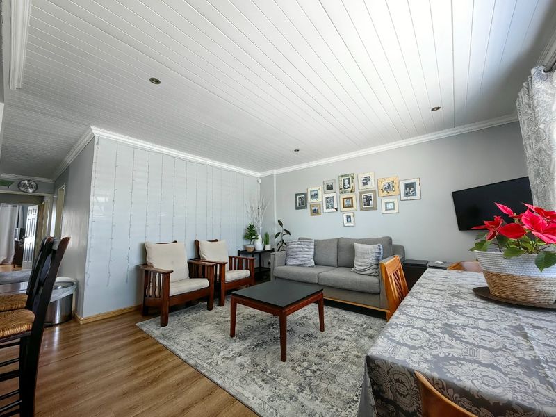 4 Bedroom Entertainers Dream in Prime Location! - Photo 3