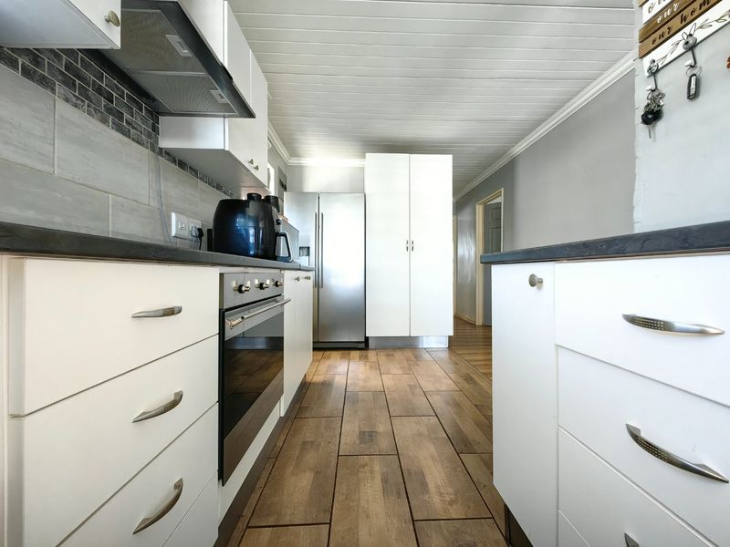 4 Bedroom Entertainers Dream in Prime Location! - Photo 7