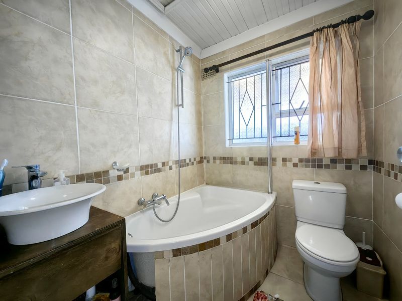 4 Bedroom Entertainers Dream in Prime Location! - Photo 8