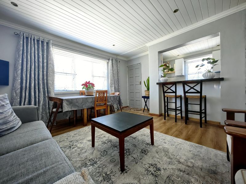 4 Bedroom Entertainers Dream in Prime Location! - Photo 2