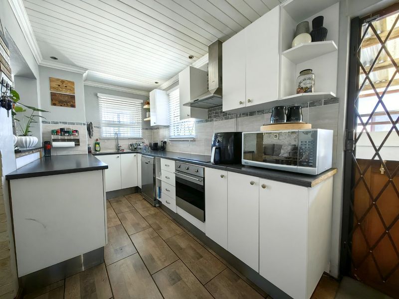 4 Bedroom Entertainers Dream in Prime Location! - Photo 6