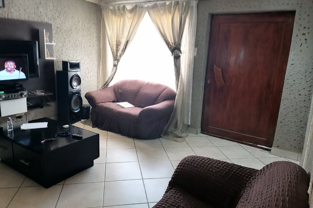 Beautiful, well maintained 3 bedroom family home for sale in Chris Hani, Bloemfontein - Photo 5