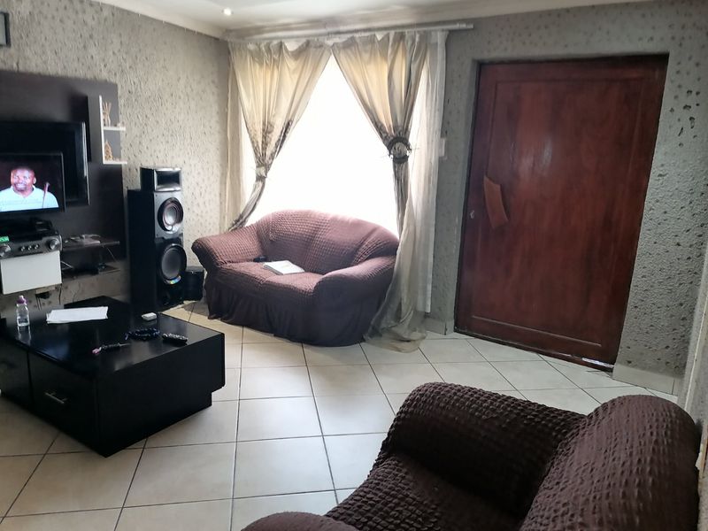 Beautiful, well maintained 3 bedroom family home for sale in Chris Hani, Bloemfontein - Photo 5