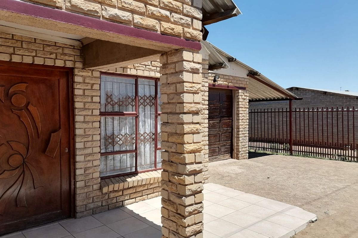 Beautiful, well maintained 3 bedroom family home for sale in Chris Hani, Bloemfontein - Photo 2