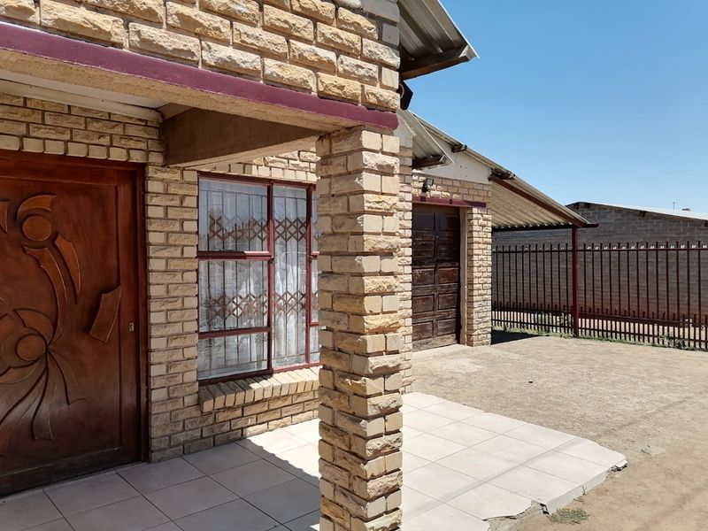 Beautiful, well maintained 3 bedroom family home for sale in Chris Hani, Bloemfontein - Photo 2