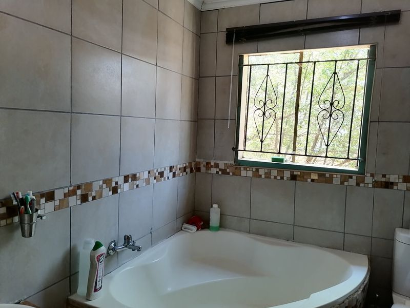 Beautiful, well maintained 3 bedroom family home for sale in Chris Hani, Bloemfontein - Photo 10
