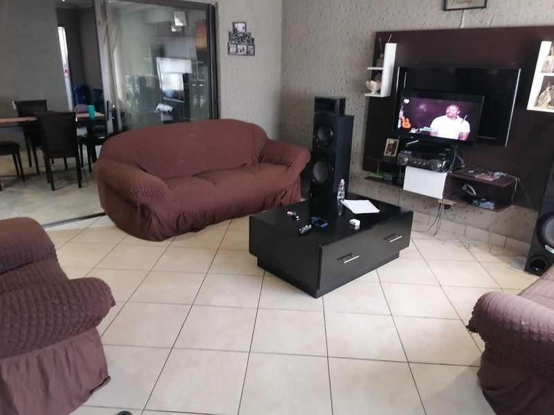 Beautiful, well maintained 3 bedroom family home for sale in Chris Hani, Bloemfontein - Photo 6