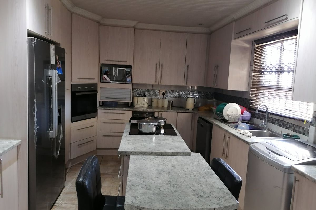 Beautiful, well maintained 3 bedroom family home for sale in Chris Hani, Bloemfontein - Photo 4